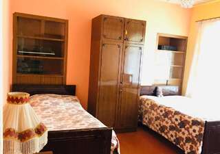 Хостелы Goris Downtown Hostel Горис Двухместный номер с 2 отдельными кроватями и дополнительной кроватью-1