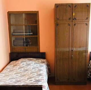 Хостелы Goris Downtown Hostel Горис Двухместный номер с 2 отдельными кроватями и дополнительной кроватью-3